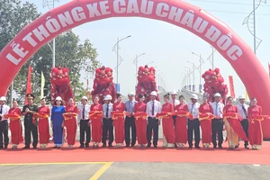 Thông xe cầu Châu Đốc (An Giang)