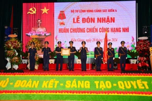 Bộ Tư lệnh Vùng Cảnh sát biển 4 nhận Huân chương Chiến công hạng Nhì