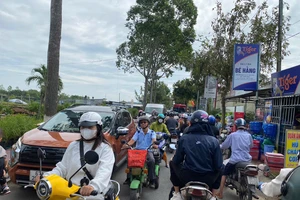  Du khách đến tham quan Làng hoa Sa Đéc ngày đầu năm đông, giao thông ùn ứ