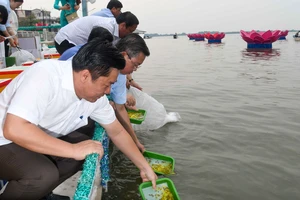 Kiên Giang: Thả hơn 2 triệu con tôm, cua xuống đầm Đông Hồ