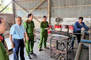 An Giang: Tiêu hủy hơn 1.500 công cụ hỗ trợ và vũ khí thô sơ