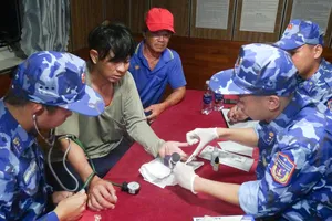 Cấp cứu kịp thời ngư dân gặp nạn trên biển