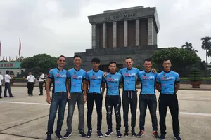 Các tay đua Bike Life VDC chụp hình lưu nhiệm trước Lăng Bác vào sáng nay