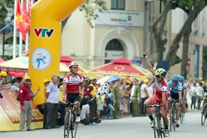 Hai anh em họ Lê về nhất chặng đầu. Ảnh: MINH MINH