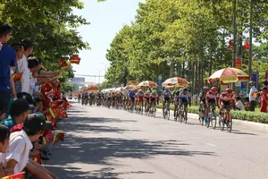 Khán giả Quảng Nam cổ vũ đoàn đua. Ảnh: HOÀNG HÙNG