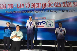 Ánh Viên trên bục nhận huy chương