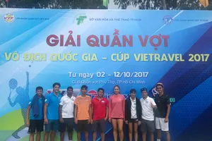 Đội Becamex Bình Dương chụp hình lưu niệm sau khi vô đich