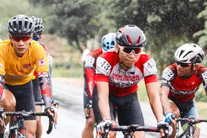 Áo vàng Trần Thanh Điền luôn được đàn anh Mai Nguyễn Hưng hỗ trợ.