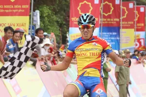 Phạm Quốc Cường ăn mừng chiến thắng tại đích đến.