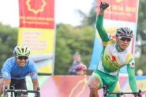 Tay đua Nguyễn Thành Tâm ăn mừng chiến thắng. Ảnh: HOÀNG HÙNG