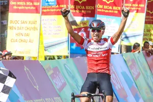 Mai Nguyễn Hưng ăn mừng tại đích đến. 