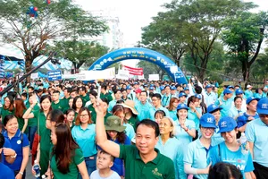Người dân TPHCM tham gia cuộc đi bộ từ thiện