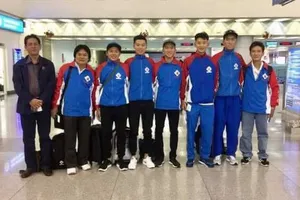 Nguyễn Nhật Nam cùng đồng đội tại sân bay