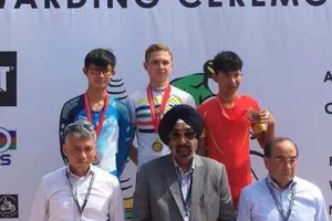 Huỳnh Minh Nghĩa trên bục nhận huy chương