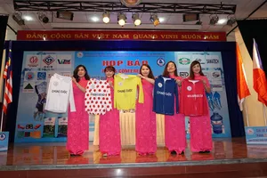 BTC giới thiệu mẫu áo giải tại buổi họp báo.