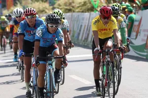 Chiếc áo vàng Quách Tiến Dũng trong vòng vây của các tay đua Bike Life Đồng Nai. 