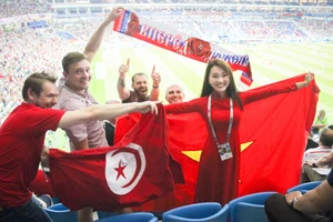Người đẹp Ngọc Nữ trên khán đài ủng hộ Ronaldo và đội Bồ Đào Nha.