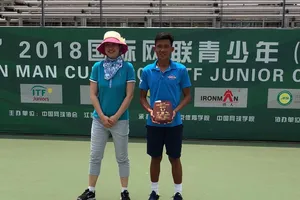 Nguyễn Văn Phương nhận cúp vô địch