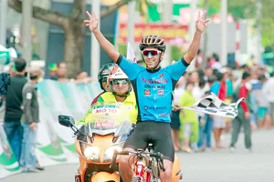 Nieto vui mừng tại đích đến. Ảnh: DƯƠNG THU