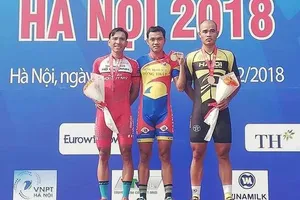 Nguyễn Tấn Hoài trên bục nhận huy chương cùng Đức Tâm, Nguyễn Hưng. 