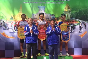 Lê Nguyệt Minh trên bục nhận thưởng. 