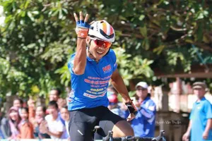 Lê Nguyệt Minh giơ 4 ngón tay ăn mừng chiến thắng thứ 4. Ảnh: Huỳnh Văn Thuận 