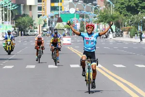 Phan Tuấn Vũ vui mừng tại đích đến. 