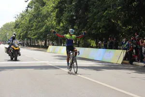 Tay đua trẻ Thanh Hiền một mình lao về đích.
