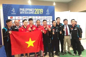 Anh Tú/Tuấn Anh chụp hình với Ban huấn luyện sau khi giành HCV. Ảnh: DŨNG PHƯƠNG