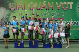 Các tay vợt có thứ hạng cao nhận giải. 