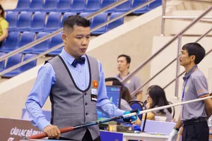 Cơ thủ Nguyễn Đức Anh Chiến đang tính toán đường bi. 