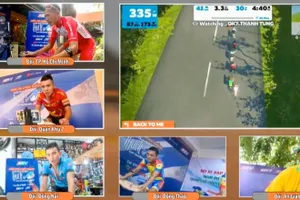 Các tay đua thi đấu trên cung đường ảo của màn hình. 