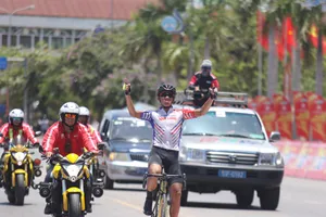 Tay đua trẻ Võ Thanh An một mình lao về đích. 