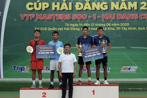 Hoàng Nam/Văn Phương trên bục nhận thưởng. 