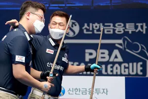 Cơ thủ Mã MinH Cẩm (phải) góp công cho đội Alphas giành chức vô địch. Ảnh: PBA