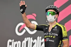 Tay đua Simon Yates dương tính với Covid đành rời đường đua. 