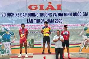 Tay đua Trần Tuấn Kiệt trên bục nhận thưởng. 