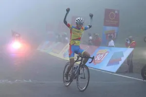 Nguyễn Quốc Bảo về đích trong sương mù tại đỉnh Hải Vân. 