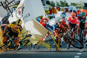 Groenwegen ép xe Jakobsen văng vào những tấm pano bên đường tại Tour de Pologne - Ảnh: Szymon Gruchalski