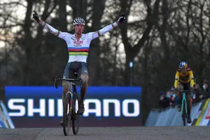 Chiến thắng kịch tính của Mathieu van der Poel ở World Cup xe đạp việt dã