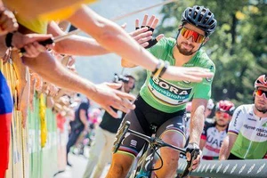 “Ông thần nước rút” Peter Sagan may mắn tập luyện cùng nhóm khác.