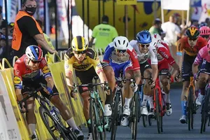 Dylan Groenewegen (thứ hai từ trái sang) ép xe Fabio Jakobsen suýt chết. 