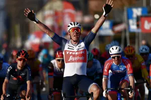 Mads Pedersen chiến thắng cuộc đua năm nay. 