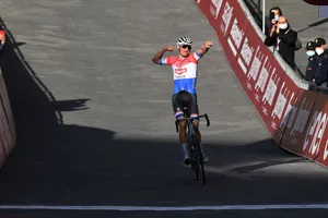 Mathieu van der Poel chiến thắng Strade Bianche 2021. 