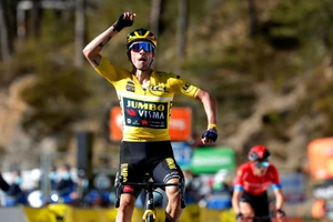 Primoz Roglic mừng chiến thắng thứ ba tại giải