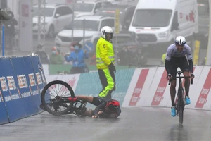 Tay đua Geraint Thomas té ngã khi rút đích 