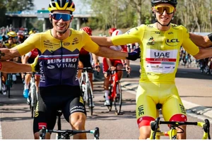 Primoz Roglic (trái) và Pogacar là hai ứng viên cho Tour de France