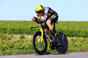 Wout Van Aert thắng chặng cá nhân tính giờ