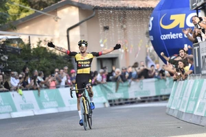 Primoz Roglic mừng chiến thắng Giro dell'Emilia 2021