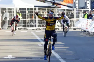Primoz Roglic ăn mừng chiến thắng sự kiện BeKing Monaco